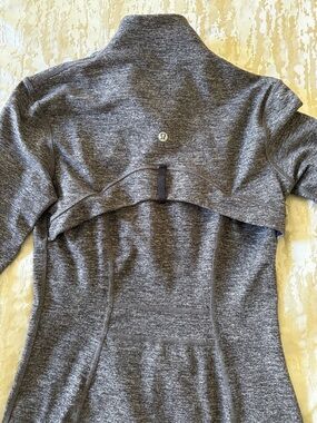 Lululemon Define Jacket Size 4 Gray Full Zip Thumbholes Slim Fit